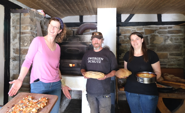 Pizza, Brot und Kuchen sind schon fertig und die Bcker freuen sich ber den tollen Backes-Geschmack. (Foto: KathaBe)