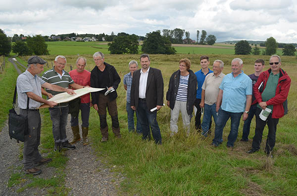 Von links: Rainer Jodes erlutert die berlegungen zur Renaturierung der Griesenbachauen dem 1. Kreisbeigeordneten Achim Hallerbach, Biotopbetreuer Gnter Hahn, ANUAL-Vorstnden Dr. Paul Bergweiler und Robert Klein, dem Bauamtsleiter Michael Christ sowie Vertretern der Verwaltung, Gemeinden und Westerwaldverein.