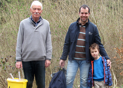 Mit Spa waren Alt und Jung im Einsatz fr den Selbacher Bachlehrpfad. Fotos: M.Grohs