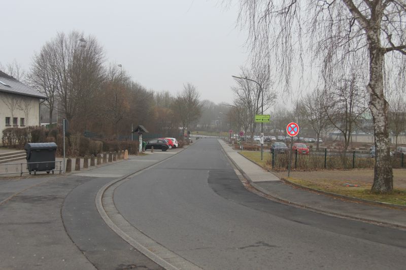 Im Schulzentrum Montabaur wird das Grundstck fr den Neubau der Anne-Frank-Realschule plus vorbereitet. Dazu muss ein unterirdischer Bach verlegt werden. Die Arbeiten beginnen am 8. Mrz an der Von-Bodelschwingh-Strae unterhalb des Eingangs zum Stadion. Foto: privat