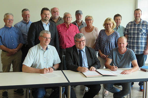 Krzlich unterschreiben der 1. Kreisbeigeordnete Michael Mahlert (Mitte vorne) und Vertreter der Bachpatenschaft Altenwied den Bachpatenschaftsvertrag im Brgerhaus in Neustadt. Foto: Kreisverwaltung