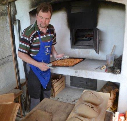 Thomas Brag sorgte am Backes für Nachschub an Pizza, Brot und Blechkuchen. (Foto: Veranstalter) 