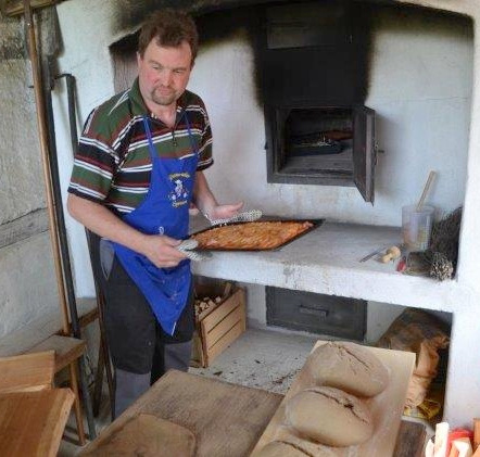 Thomas Brag sorgte am Backes fr Nachschub an Pizza, Brot und Blechkuchen. (Foto: Veranstalter) 