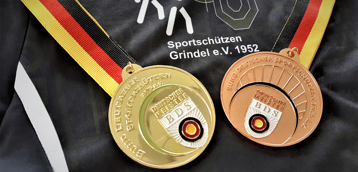 Sportschtzen Grindel 1952 mit Gold und Bronze Medaille. (Foto: Sportschtzen)
