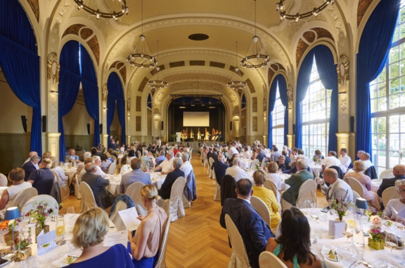 Im festlich dekorierten Kursaal wurde das Jubilum 1100 Jahre Bad Honnef mit einer Benefiz-Gala zugunsten der Jugend- und Integrationsarbeit der Brgerstiftung Bad Honnef gefeiert. (Foto: Christian Kster Fotografie)