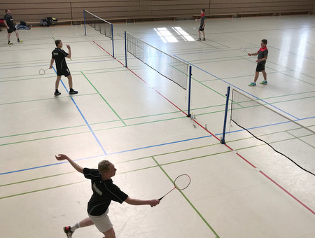 Nach holprigen Saisonstart belegen die Badminton-Senioren der DJK Gebhardshain den zweiten Platz in der Abschlusstabelle der Bezirksliga Ost. Zum letzten Saisonspiel kam Tabellenfhrer TuS Horhausen nach Gebhardshain, der mit 5:3 besiegt wurde. (Foto: DJK Gebhardshain) 