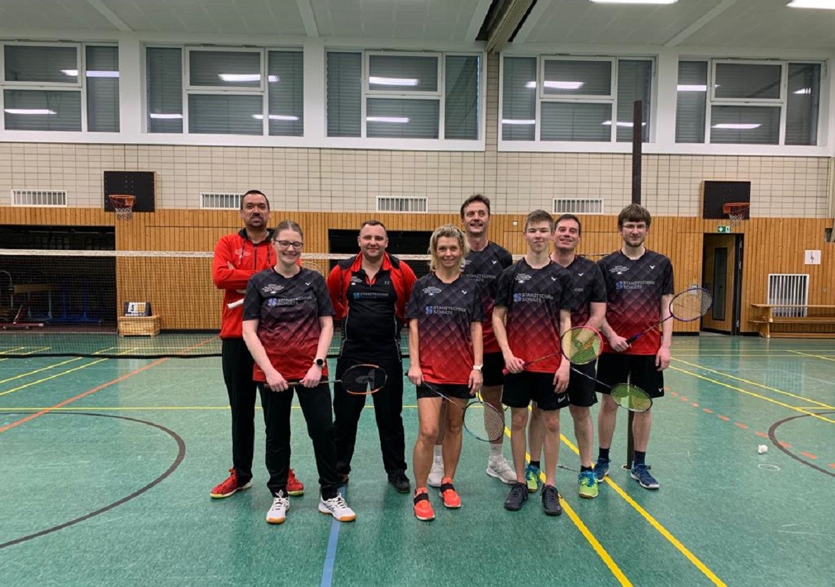 Von links: Nicky Abegunewardene, Katrin Pfeiffer, Andreas Hertel, Ilka Hoffmann, Stephan Hoffmann, Robin Krmer, Harald Drumm und Daniel Berker. (Foto: Badminton Club Altenkirchen)