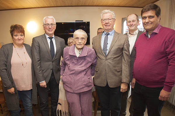 Zu den Gratulanten gehrten auch Volker Mendel (2.v.l.) Werner Wittlich (4.v.l.) und Michael Rudolph (rechts). Foto: Wolfgang Tischler