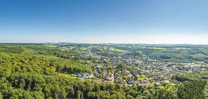 Der Blick vom Hedwigsturm auf Bad Marienberg zeigt, wie herrlich grn der Westerwald ist und damit eine tolle Region zum Ferien machen in der Natur  und ohne klimaschdliche Flugreise ins Ausland. Foto: RPT/Ketz