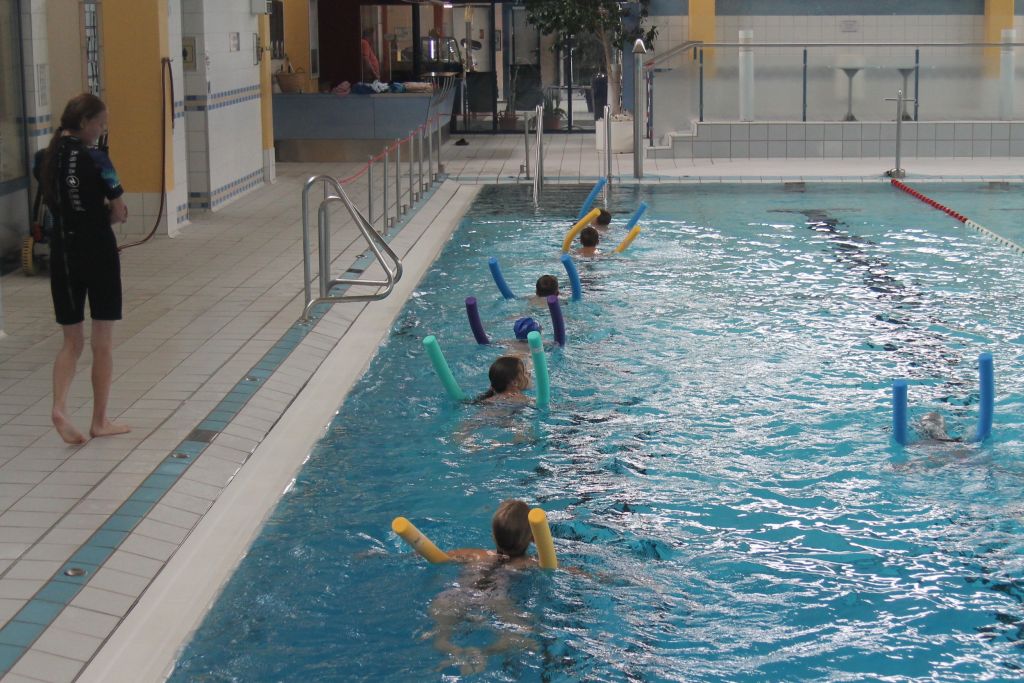 Frhliche Stimmung im Hallenbad: Die Kinder haben Spa beim Schwimmkurs. Die Nachfrage ist riesig, die Schwimmschulen bieten auch in den Sommerferien Kurse an. Foto: VG Montabaur