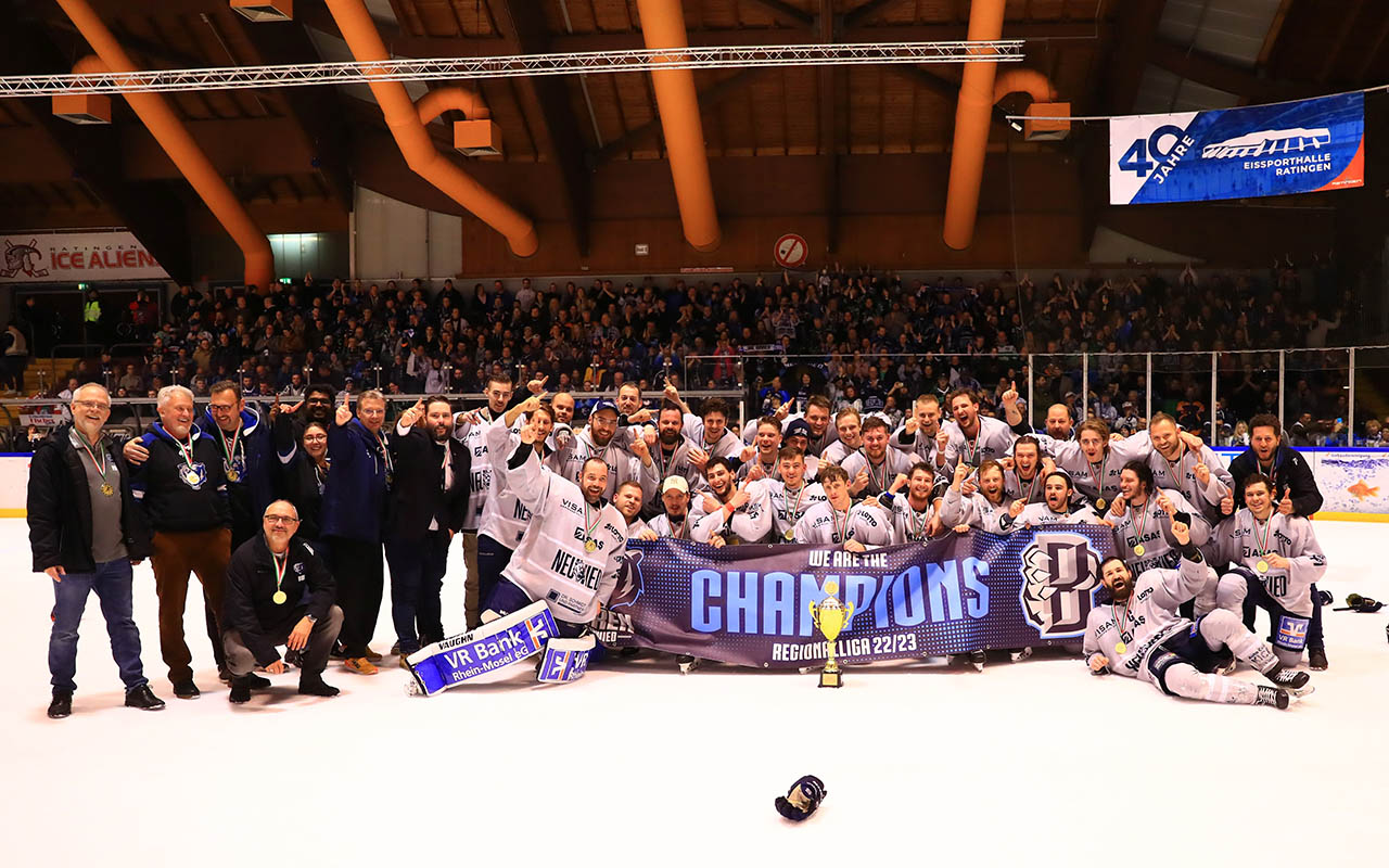 So sehen Regionalliga-West-Meister aus. (Foto: EHC Die Bren)