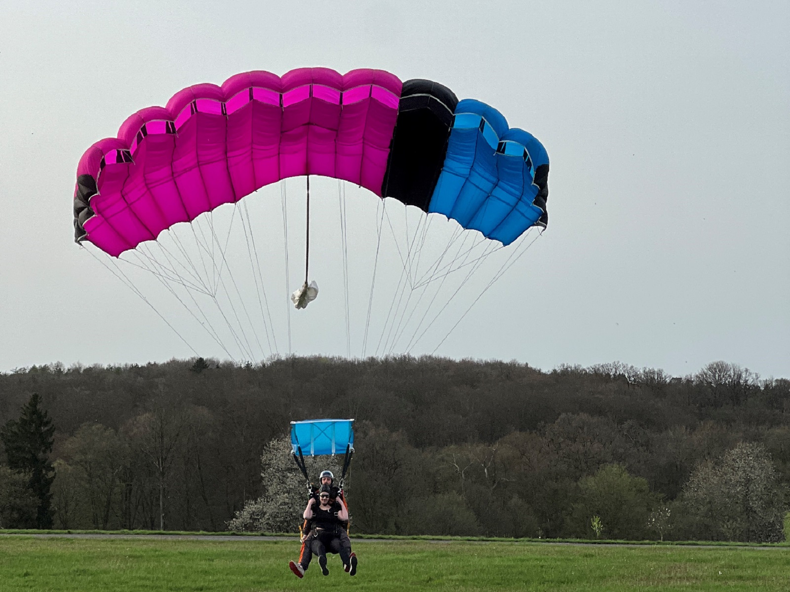 Fallschirmspringer frben den Himmel ber Dierdorf-Wienau