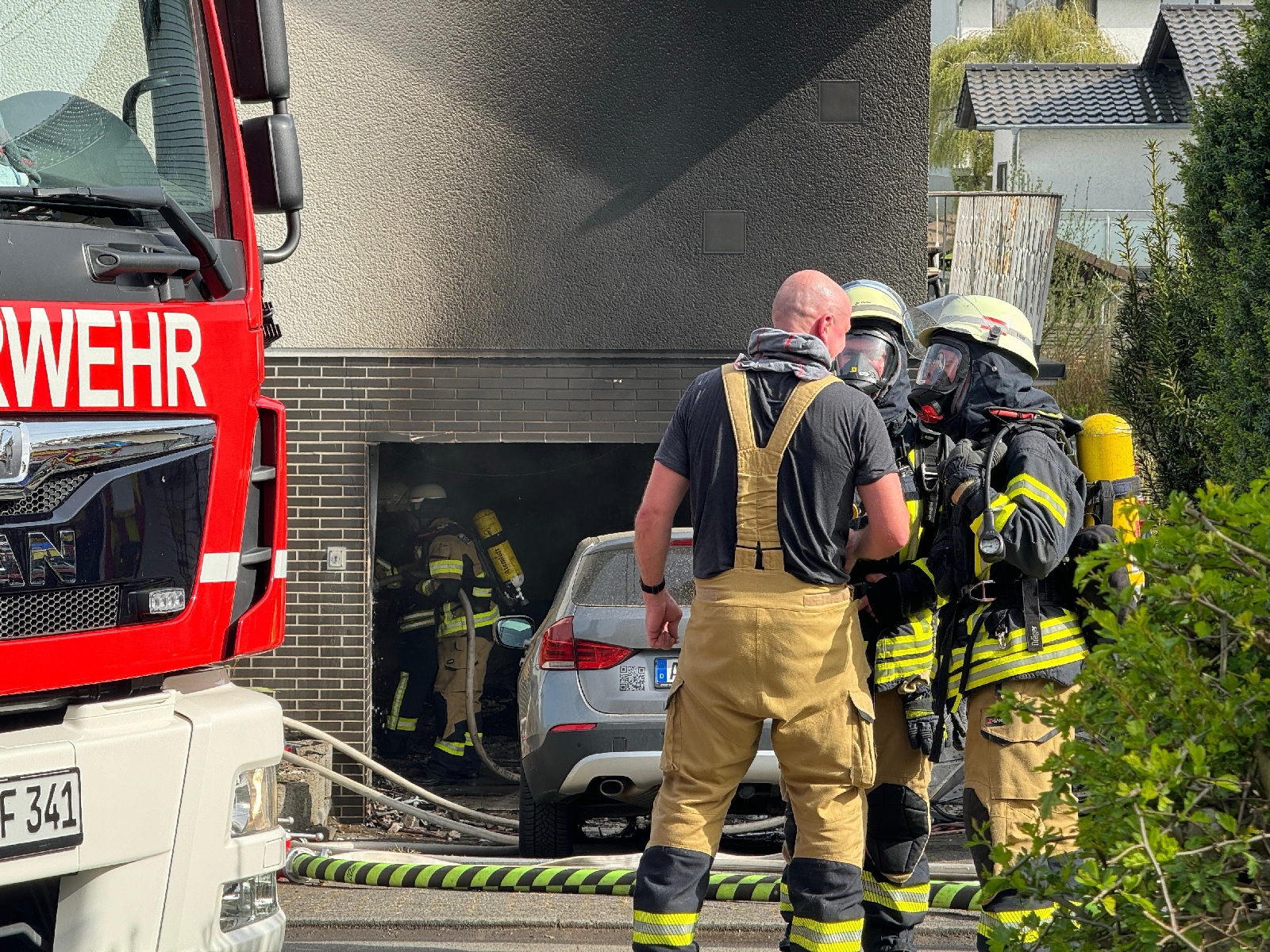 AKTUALISIERT - Gebudebrand in Berod bei Hachenburg: Garage in Flammen