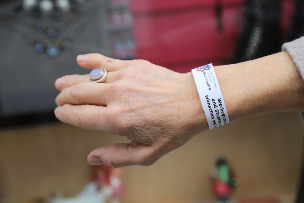 Am Handgelenk getragen, ersparen diese Bndchen Geimpften und Genesenen die 2G-Kontrolle an jedem Laden in Bad Honnef. Foto: Stadt Bad Honnef