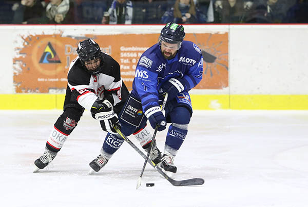 Bren-Neuzugang Daniel Pering (blaues Trikot) hat in den Partien gegen Diez-Limburg und Neuss bereits bewiesen, dass er mit seiner soliden Spielweise eine Verstrkung fr die Neuwieder Abwehr ist. Foto: Verein