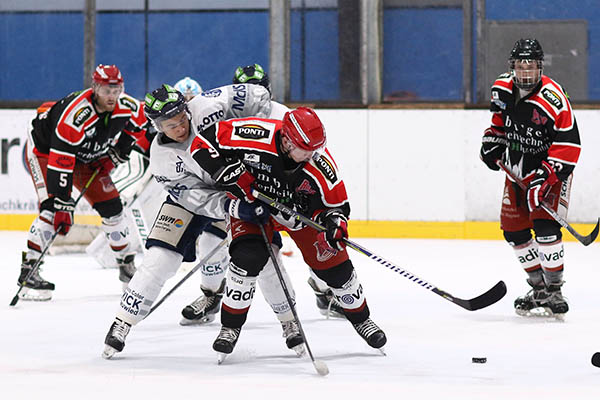 Dominik Kley (links) brachte die Bren mit 1:0 in Fhrung. Bis nach dem zweiten Drittel sprach vieles fr Neuwied, am Ende drehten aber die Rockets auf und das Ergebnis. Foto: Verein