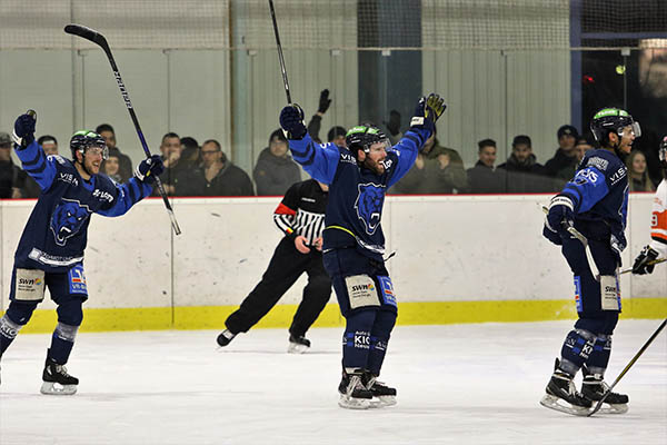 Neuwied jubelt: Zum ersten Mal seit 20 Jahren steht eine EHC-Mannschaft im Play-off-Halbfinale. Foto: Verein