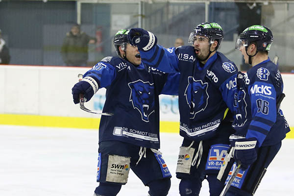 Zwei Tore am Freitag, drei am Sonntag: Martin Brabec (Mitte, hier gefeiert von Dennis Schlicht und Moritz Schug) fhrte die Bren zum 7:4-Sieg in Soest. Foto: Verein