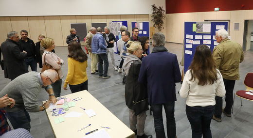 Angeregte Diskussionen ber die Zukunft der Bahnhofstrae fhrten die Teilnehmer bei der ffentlichen Anliegerversammlung. (Bild: Nitz Fotografie)