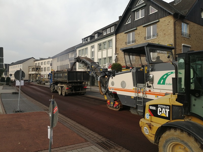 Fix gingen am Donnerstag die Frsarbeiten in der Altenkirchener Bahnhofstrae ber die Bhne. (Foto: hak)