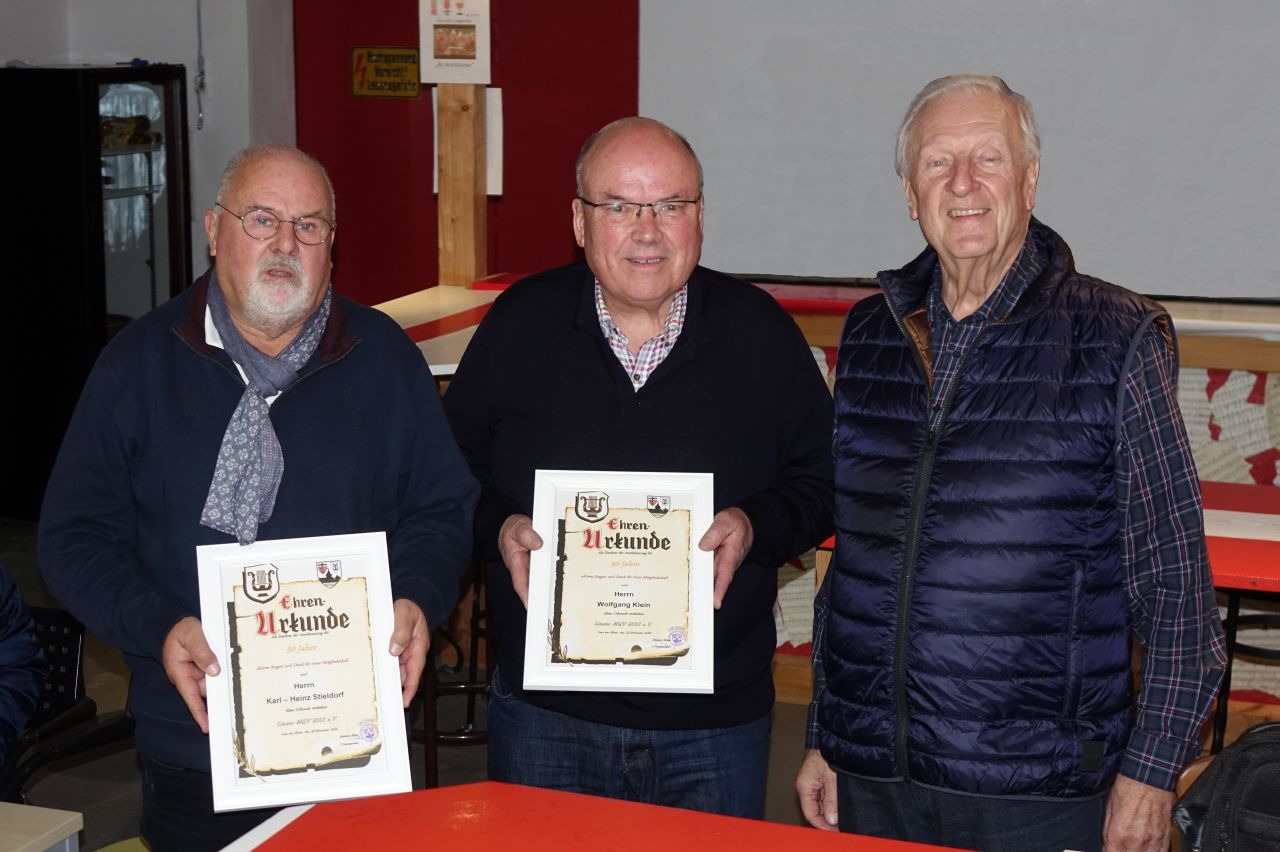 Die Jubilare mit 50 Jahren Zugehrigkeit zum Linzer Mnnergesangverein: Karl-Heinz Stieldorf, besser bekannt als Bailey sowie Wolli Klein, mit den vom 1. Vorsitzenden, Norbert Klein berreichten Urkunden. Foto: Roland Thees