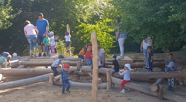 Mit groer Begeisterung haben die Kinder in der Altenkirchener Kindertagessttte Arche ihr neues Spiel-Areal, das Baum-Mikado, in Beschlag genommen. (Foto: Kita Arche)