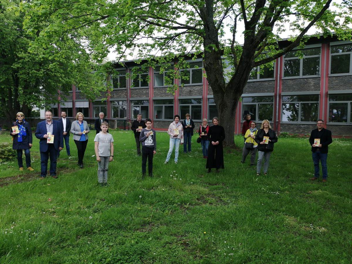 Groes Interesse hatte das Sponsoring des Lions Clubs Altenkirchen hervorgerufen: Nun hoffen alle, dass mglichst viele Samen sich zu stattlichen Blumen entwickeln und den Bienen das Leben ein wenig erleichtern. (Foto: vh) 