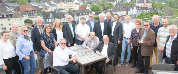 CDU-Fraktionschef Christian Baldauf (7. von rechts) im Kreis der Wissener CDU auf der Dachterrasse des Walzwerks. (Foto: scan)