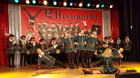 Der Manverball der Ehrengarde entwickelte sich zum "Flaggschiff" der Karnevalsveranstaltungen in Horhausen. Das Foto zeigt die starke Truppe beim Sessionstanz mit Tanzmariechen Lisa Schmidt. Fotos: Rolf Schmidt-Markoski 