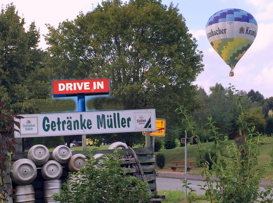 Die Ballonkunden im Landeanflug auf den Drive-In in Oberwambach. (Foto: Torsten Lhr) 