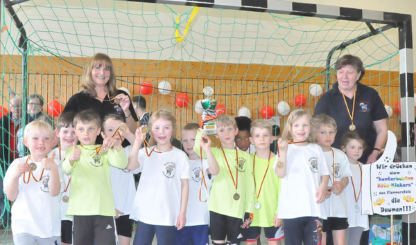 Erfolgreich: Stolz zeigen die die Kids den Pokal. (Foto: kk)