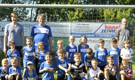 Bevor die Bambini des SSV Hattert in ihre heie Phase der Freiluftsaison starten, war es Zeit ein neues Mannschaftsfoto zu machen. Leider fehlten dann am angesetzten Termin zwischen den beiden Trainingsgruppen nicht nur etliche Kinder wegen Krankheit, Verletzungen, Geburtstagsfeiern oder Urlaub, sondern auch drei der fnf Co-Trainer. (Foto: SSV Hattert)