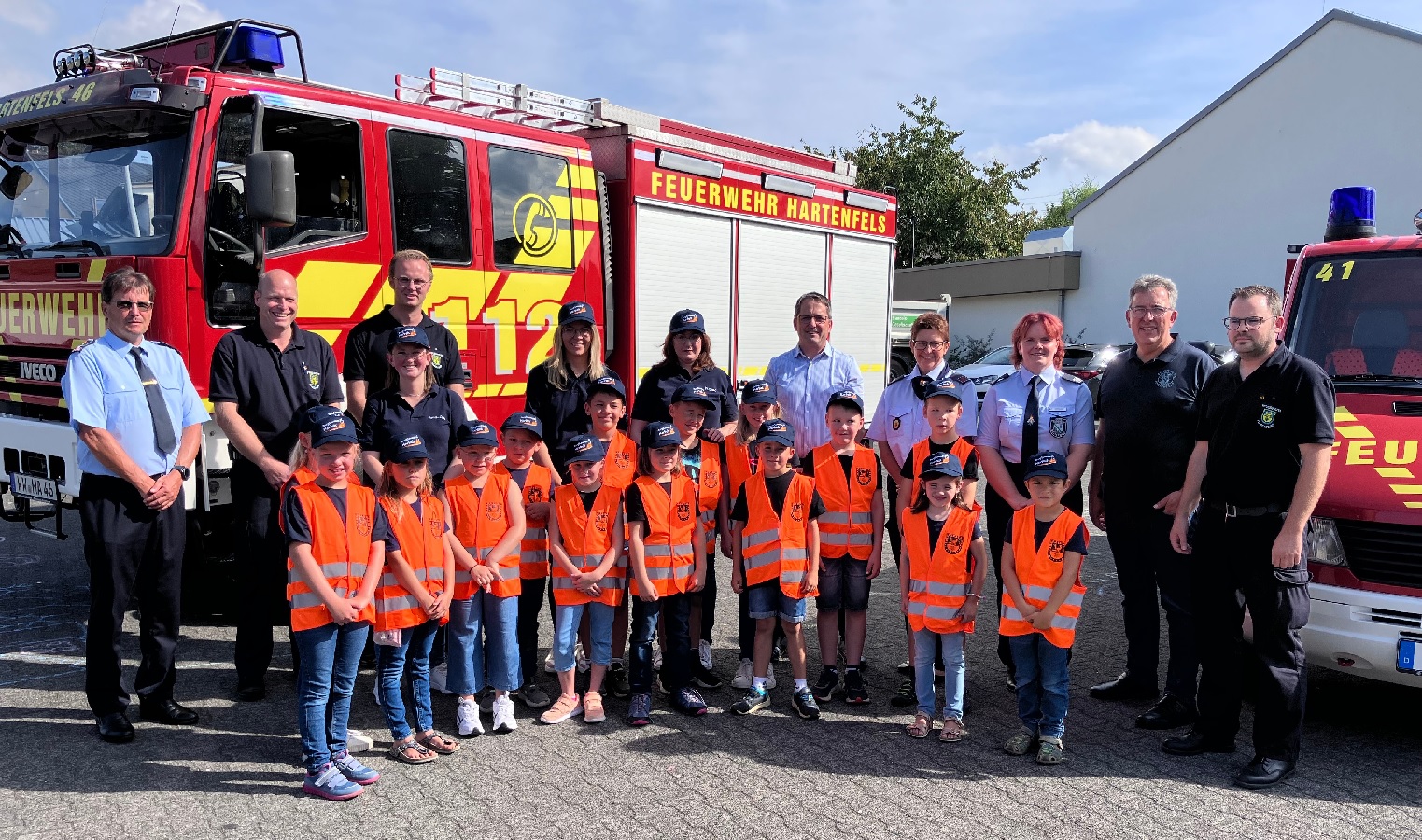 Die neuen Bambinis sind stolz auf ihre Warnwesten. (Fotoquelle: Verbandsgemeinde Selters)