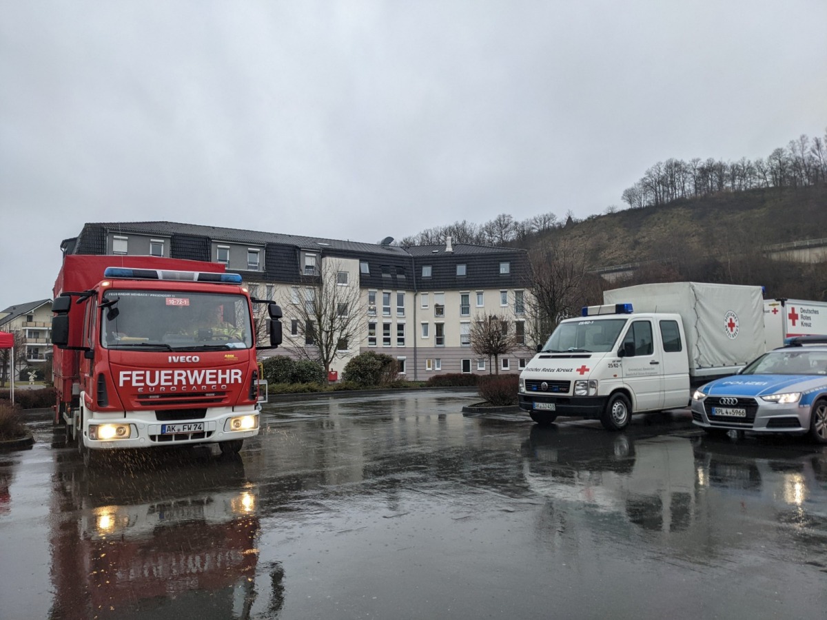 Rund 50 Krfte der Feuerwehr und des DRK waren am Sonntagmorgen in Niederfischbach vor Ort. (Foto: ddp) 