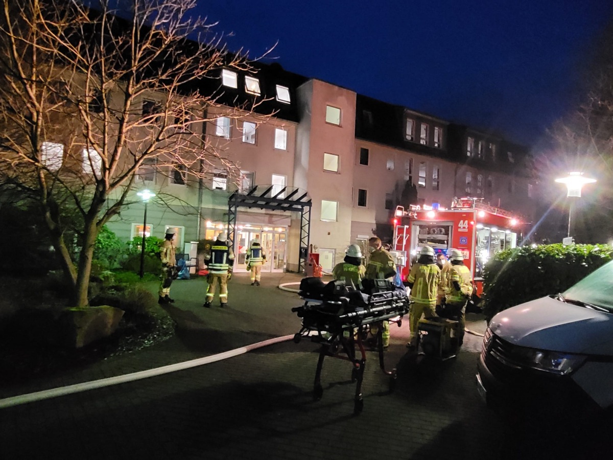 Es waren zahlreiche Krfte der Feuerwehr und des DRK im Einsatz. (Foto: VG-Feuerwehr Kirchen)