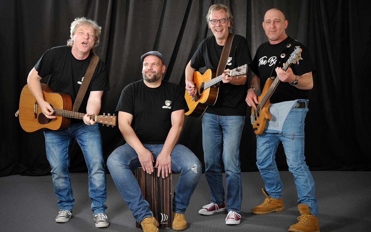 Von links nach rechts Martin Steinmann (Akustikgitarre), Alexander Wagener (Cajon), Martin Reifenrath (Akustikgitarre), Michael Jung (Bass) (Fotos: Michaela Thiel-Hensel)
