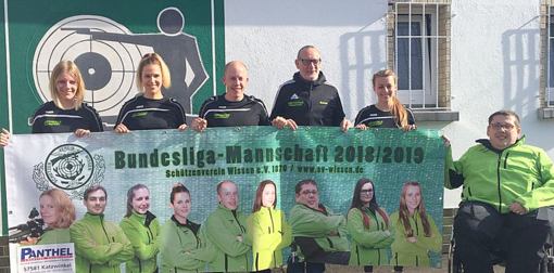 Das Wettkampf-Banner der Wissener Sportschtzen wurde jetzt an die Luftgewehrmannschaft des Vereins bergeben. (Foto: Wissener SV)