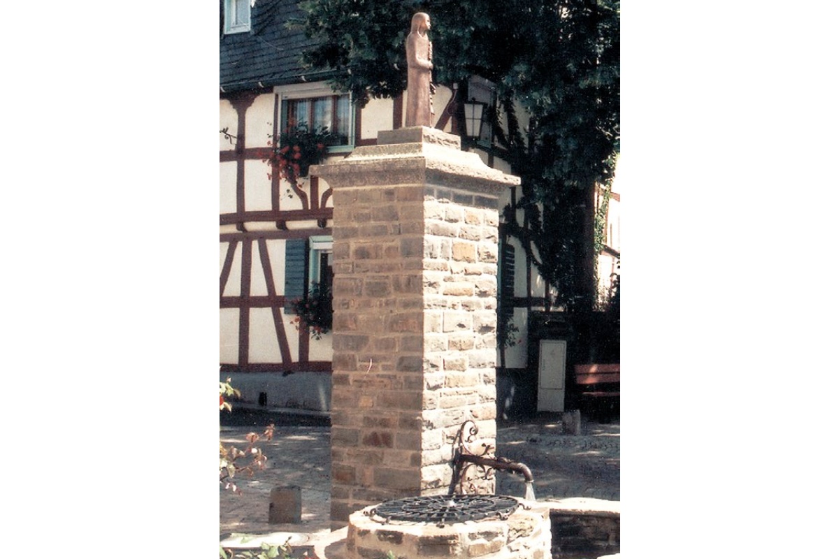 Neue Barbara-Figur fr den Scheurener Dorfbrunnen