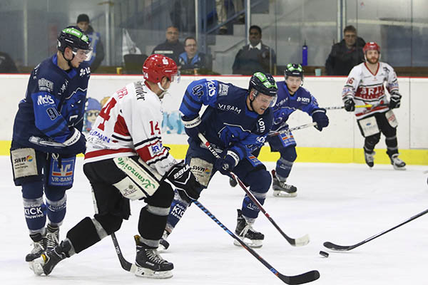 Dennis Schlicht (am Puck) und der EHC kmpfen in Herford gegen das Halbfinal-Aus. Die Neuwieder Bren wollen die Serie auf jeden Fall noch einmal ins Icehouse holen. Foto: Verein