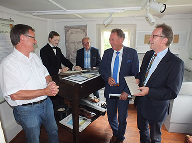 Schaute sich das Raiffeisenhaus in Flammersfeld an, Staatssekretr Norbert Barthle, (2. von rechts) und wurde dort von Josef Zolk (links) empfangen. Foto: Reinhard Vanderfuhr / Bro Rddel