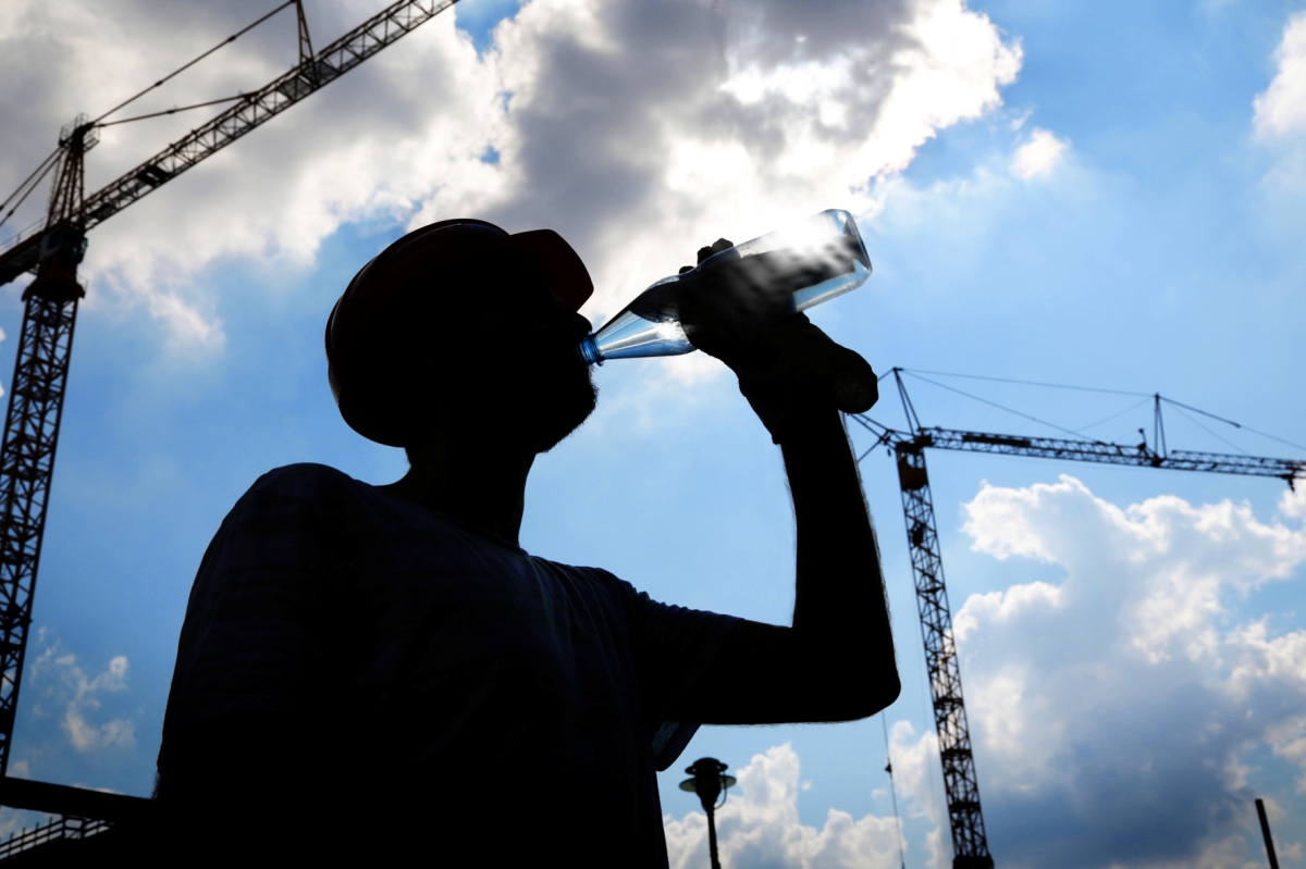"Sonnenmilch und Wasserflasche gehren genauso zum Job wie Mrtel und Maurerkelle", so der Bezirksvorsitzende der IG Bau Schneider. (Foto: Gewerkschaft)
