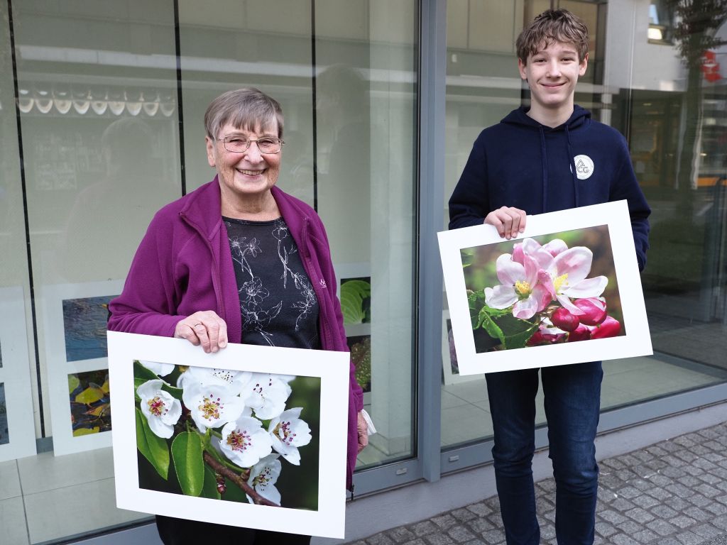 Barbara Bathe hofft mit der Ausstellung vielen eine Freude zu machen. Beim kniffligen Aufbau untersttzt sie ihr Enkel Jakob. Foto: Tatjana Steindorf