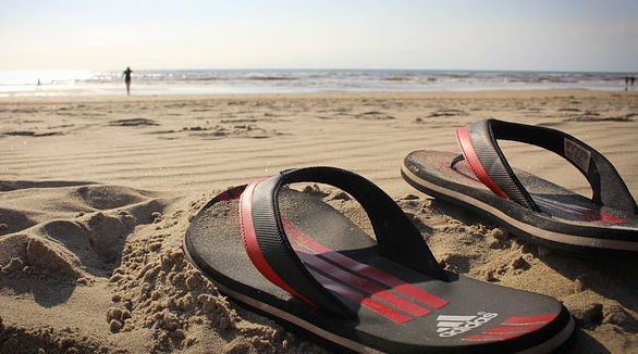 Flip-Flops: Fr den Strand besser geeignet als zum Autofahren - meinen Experten. (Foto: Markus Marcinek auf Pixabay)