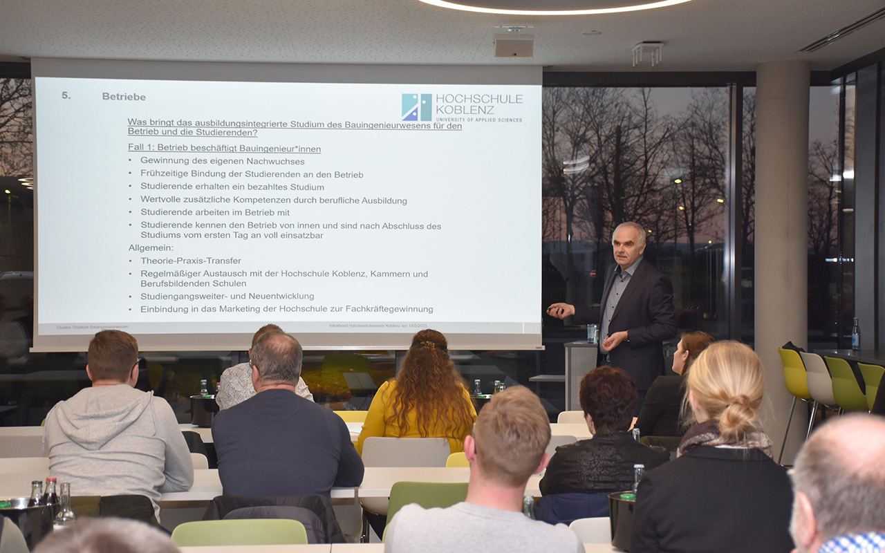 Whrend des Info-Abends der HwK Koblenz und der Hochschule Koblenz prsentierte Prof. Dr. Andreas Laubach den Handwerksbetrieben die Vorteile fr Studierende und Unternehmen, die der duale Studiengang Bauingenieurwesen bietet. Foto: HwK Koblenz/Denise Nu