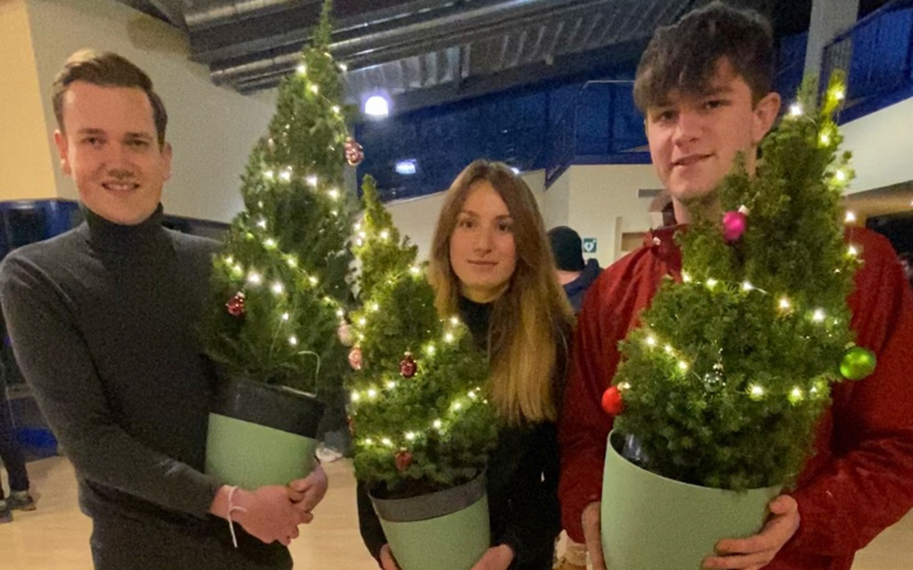 Bela Bay, Lara Stenske und Alexander Stohl (von links) beim Schmcken der Bume. (Foto: JU Altenkirchen)