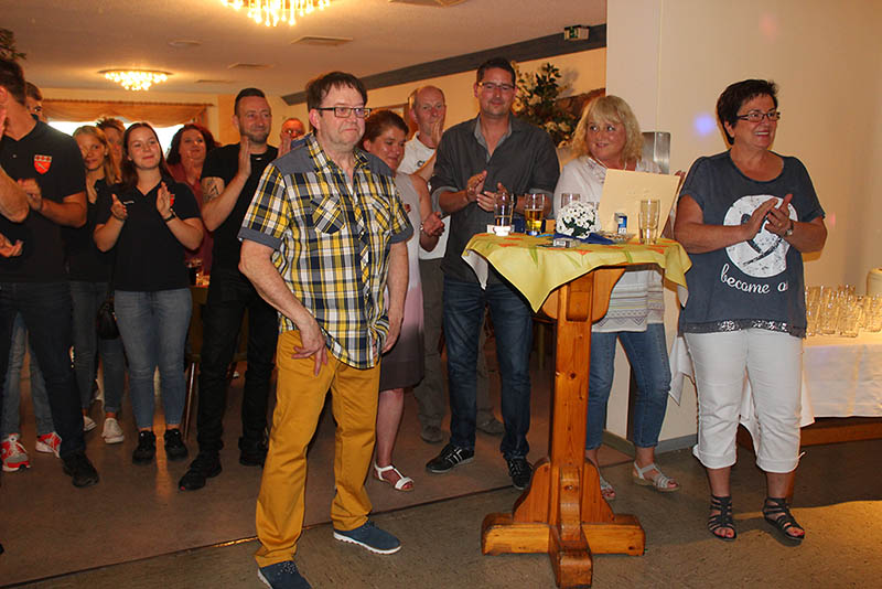 Sichtlich bewegt war Michael Baumung von der gelungenen berraschung der Raubacher Vereine. Fotos: pr