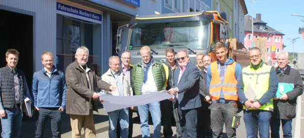 Vertreter von Verbandsgemeinde und Stadt sowie der beteiligten Unternehmen trafen sich zum Ortstermin in der unteren Rathausstrae in Wissen. (Foto: as) 