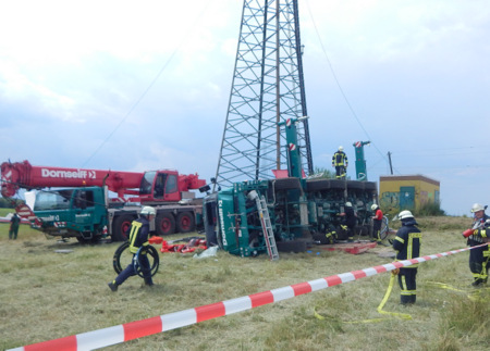 Der umgestrzte Baukran zwischen Weitefeld und Friedewald. (Foto: Polizei)