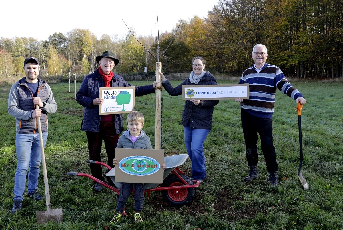 Von links: Stefan Leukel, Dr. Dietrich Schnwitz, Verena Alhuser, Georg Huf. In der ersten Reihe: Carlo Leukel. (Foto: Doris Kohlhas)