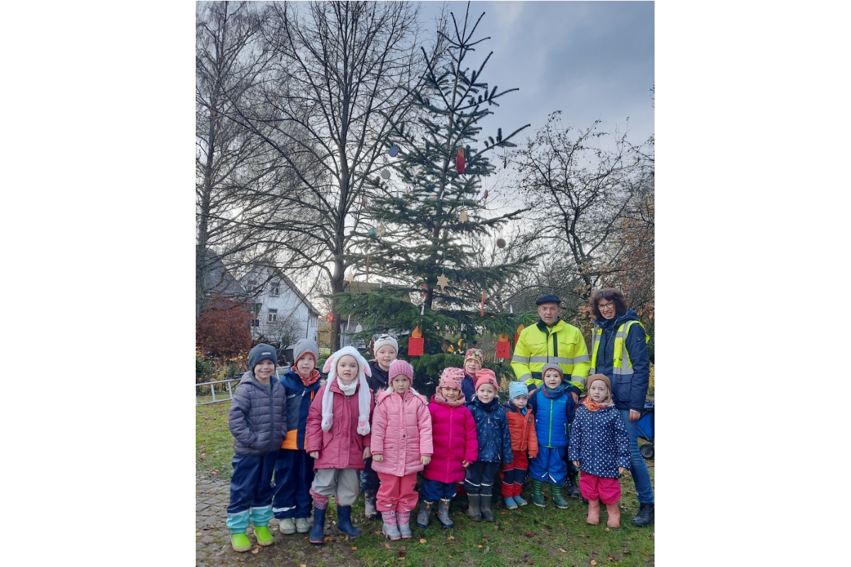 Das Grinsen der Kinder ist absolut berechtigt - der geschmckte Baum kann sich allemal sehen lassen. (Foto: privat)